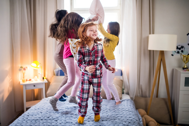 Banner da matéria Como organizar uma festa do pijama divertida e segura: ideias e dicas práticas