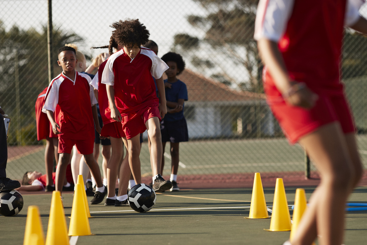 Banner da matéria Futebol infantil: benefícios do esporte para o desenvolvimento físico e social das crianças