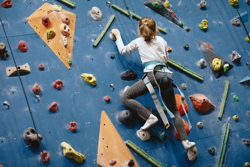 Banner da matéria Escalada indoor para crianças: benefícios, segurança e diversão garantida