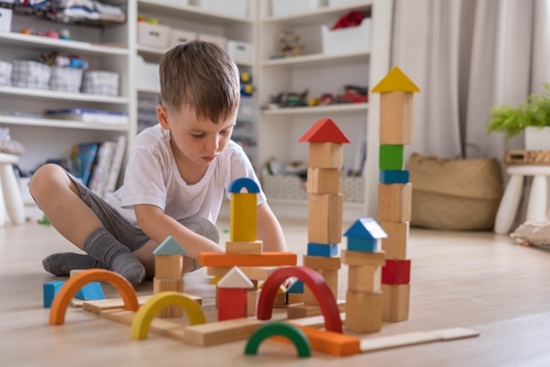 Banner da matéria Brinquedos montessorianos: o que são e como ajudam no desenvolvimento da autonomia infantil