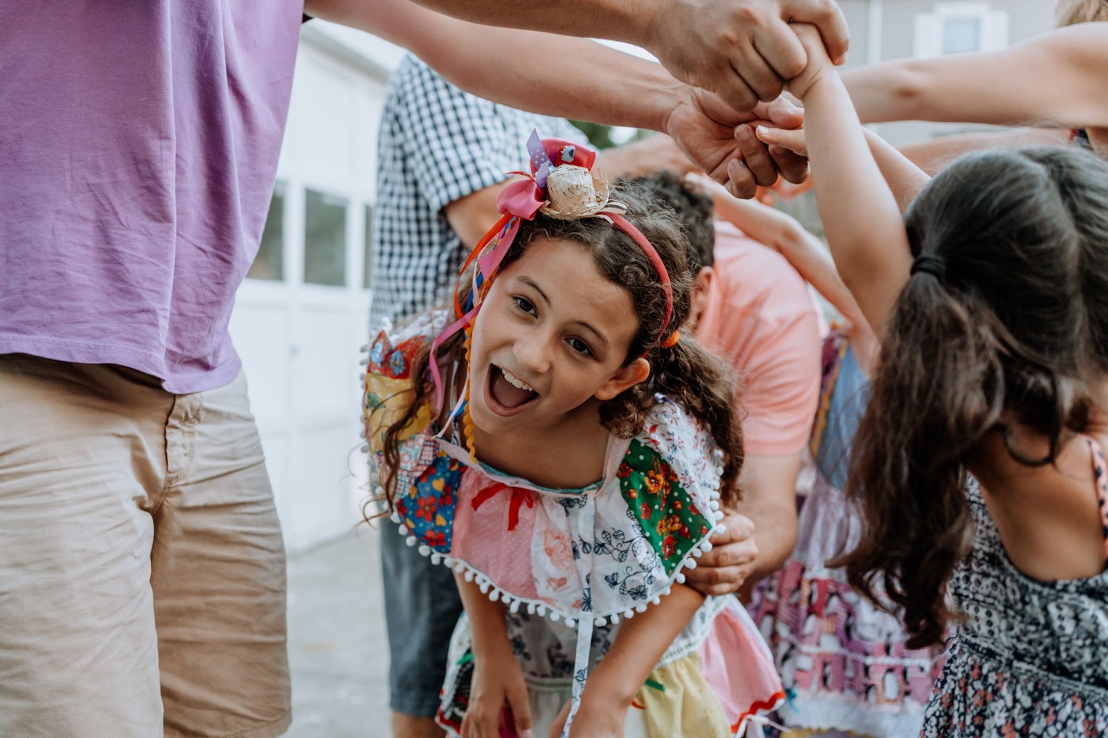 Banner da matéria Como montar uma festa junina infantil? Veja dicas de decoração, brincadeiras e comidas típicas