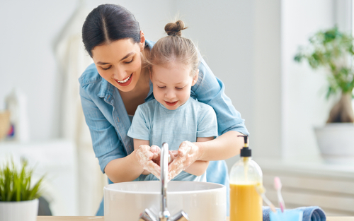 Banner da matéria Autocuidado infantil: como ensinar higiene, sono e bem-estar de forma lúdica