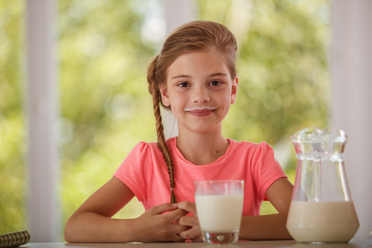 Banner da matéria Leite fermentado ou iogurte: qual é melhor para o seu filho? Veja as diferenças e benefícios