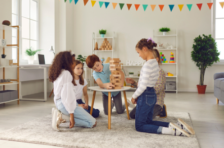 Banner da matéria Brinquedos para crianças de 10 anos: saiba como escolher opções que divertem e estimulam o aprendizado
