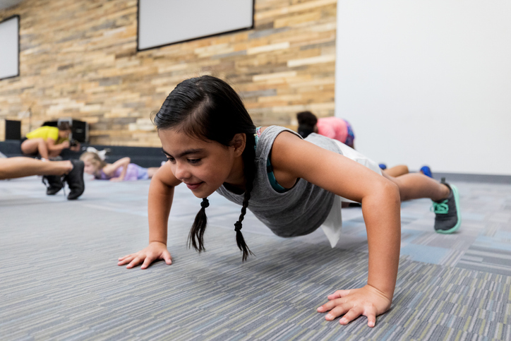 Banner da matéria Crossfit Kids: o que é, quais os benefícios e a partir de que idade pode praticar?