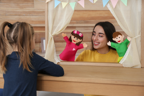 Banner da matéria Fantoches, sombras e histórias: como o teatro pode estimular a imaginação infantil