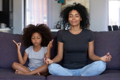 Banner da matéria Yoga para crianças: posturas simples de fazer que ajudam a acalmar e concentrar
