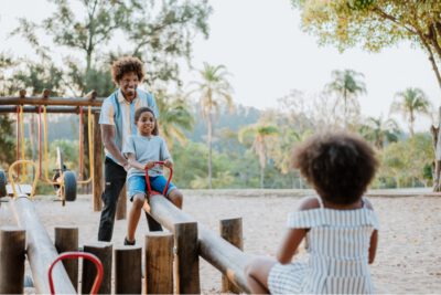 8 ideias de brincadeiras infantis ao ar livre para todas as faixas etárias