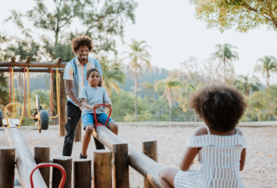 8 ideias de brincadeiras infantis ao ar livre para todas as faixas etárias