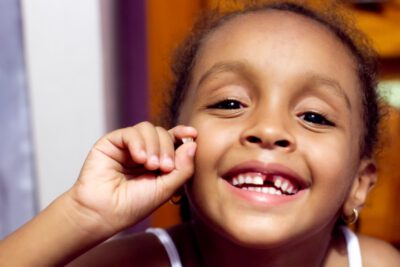 Quais são os benefícios do cálcio para os dentes das crianças?