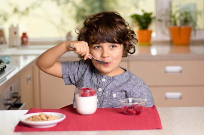 Banner da matéria 3 receitas para inovar em lanches para crianças com iogurte, frutas e outros ingredientes