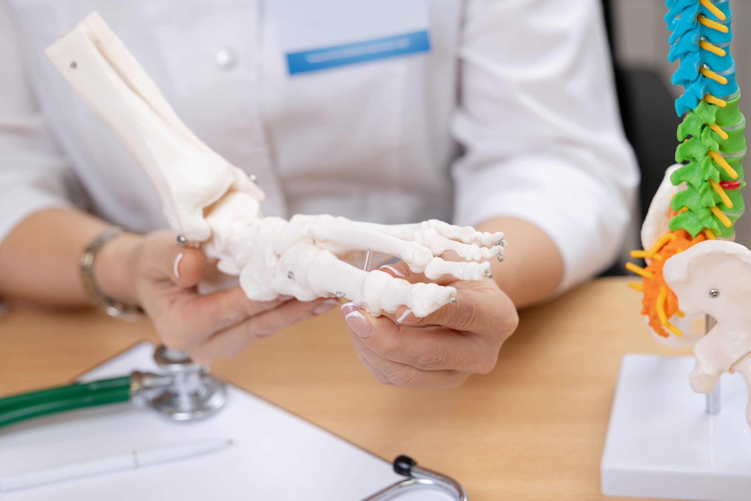 Como fortalecer os ossos das crianças desde cedo? Veja o papel da alimentação e outros hábitos