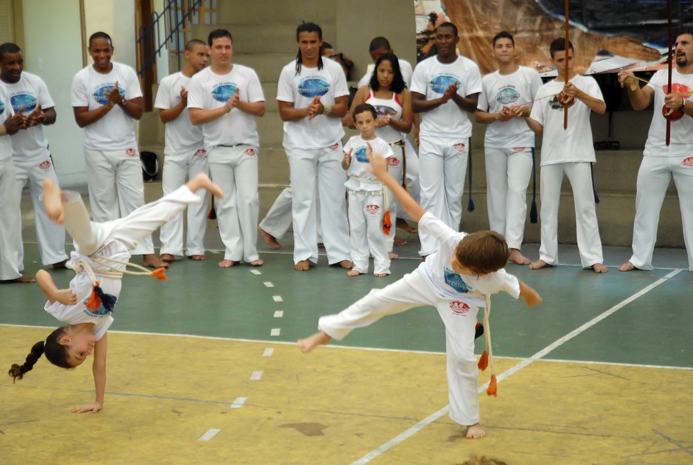 Banner da matéria Capoeira para crianças: 5 motivos para colocar seu filho nessa roda de desenvolvimento