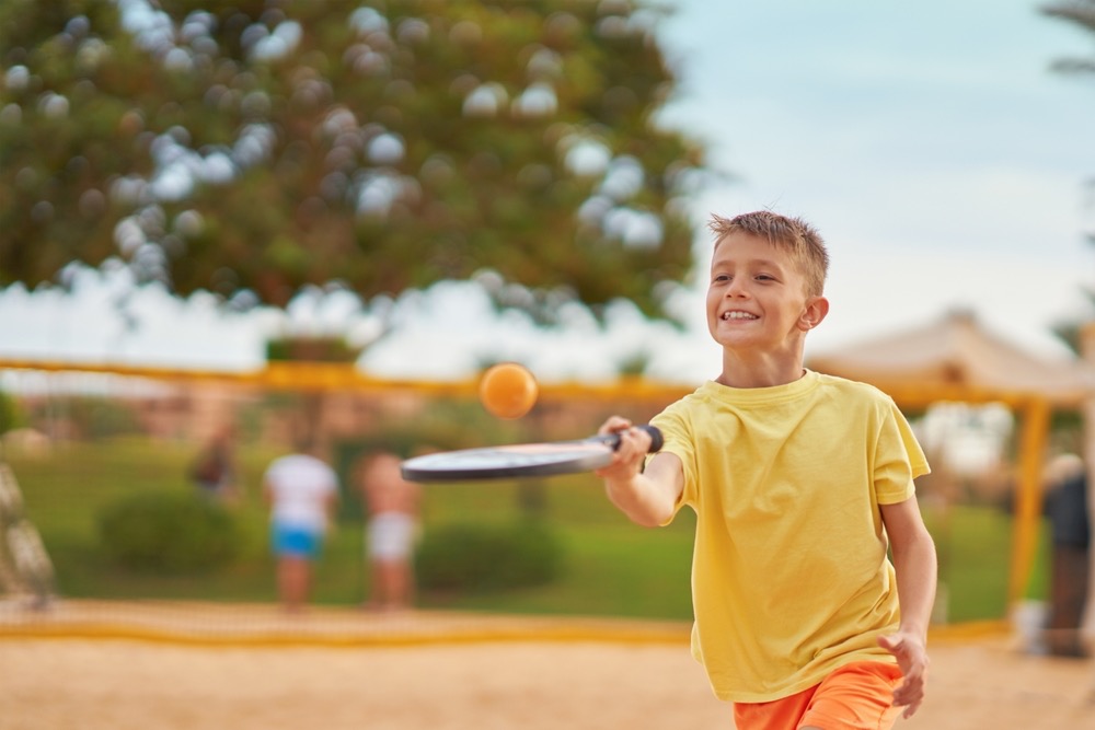 Banner da matéria Beach tennis infantil: os benefícios do esporte do momento para crianças