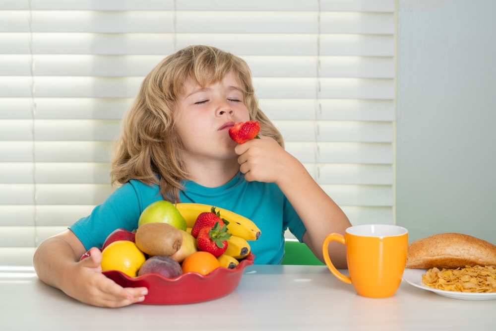 Banner da matéria Frutas que prendem o intestino das crianças: tudo o que os pais precisam saber