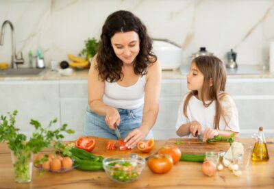 Como envolver as crianças na cozinha pode melhorar a alimentação infantil