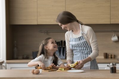 Alimentação e autonomia infantil: como ensinar a criança a comer sozinha