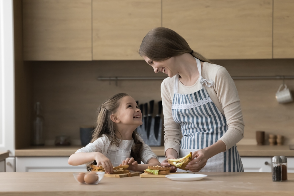 Banner da matéria Alimentação e autonomia infantil: como ensinar a criança a comer sozinha