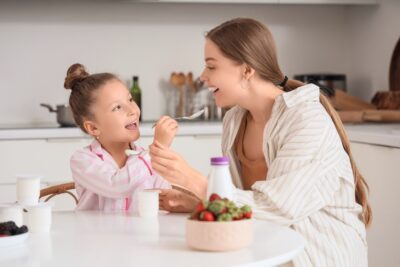 Iogurte para criança: quando oferecer e como combinar com outros alimentos?
