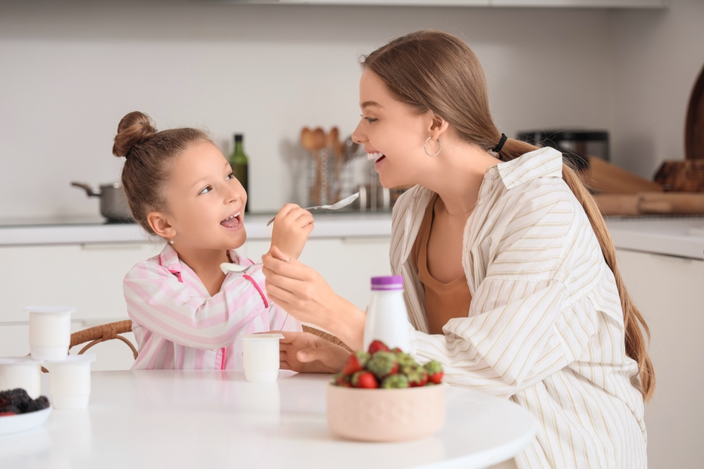 Banner da matéria Iogurte para criança: quando oferecer e como combinar com outros alimentos?